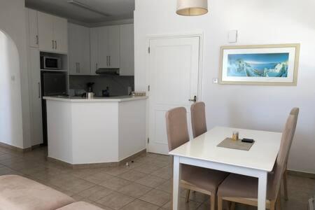 Kings Palace - Superb 2 Bed Ground Floor Apartment Paphos Exterior photo