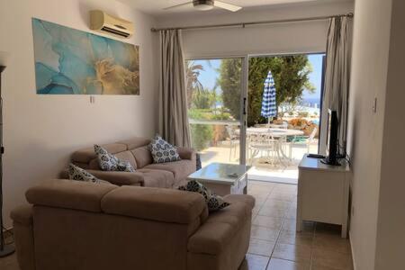 Kings Palace - Superb 2 Bed Ground Floor Apartment Paphos Exterior photo