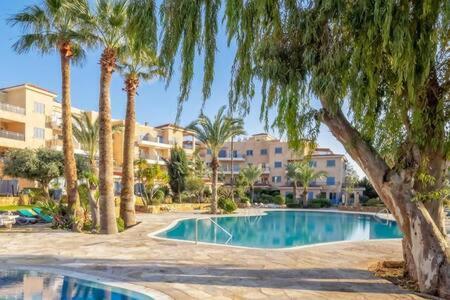 Kings Palace - Superb 2 Bed Ground Floor Apartment Paphos Exterior photo