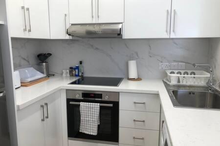 Kings Palace - Superb 2 Bed Ground Floor Apartment Paphos Exterior photo